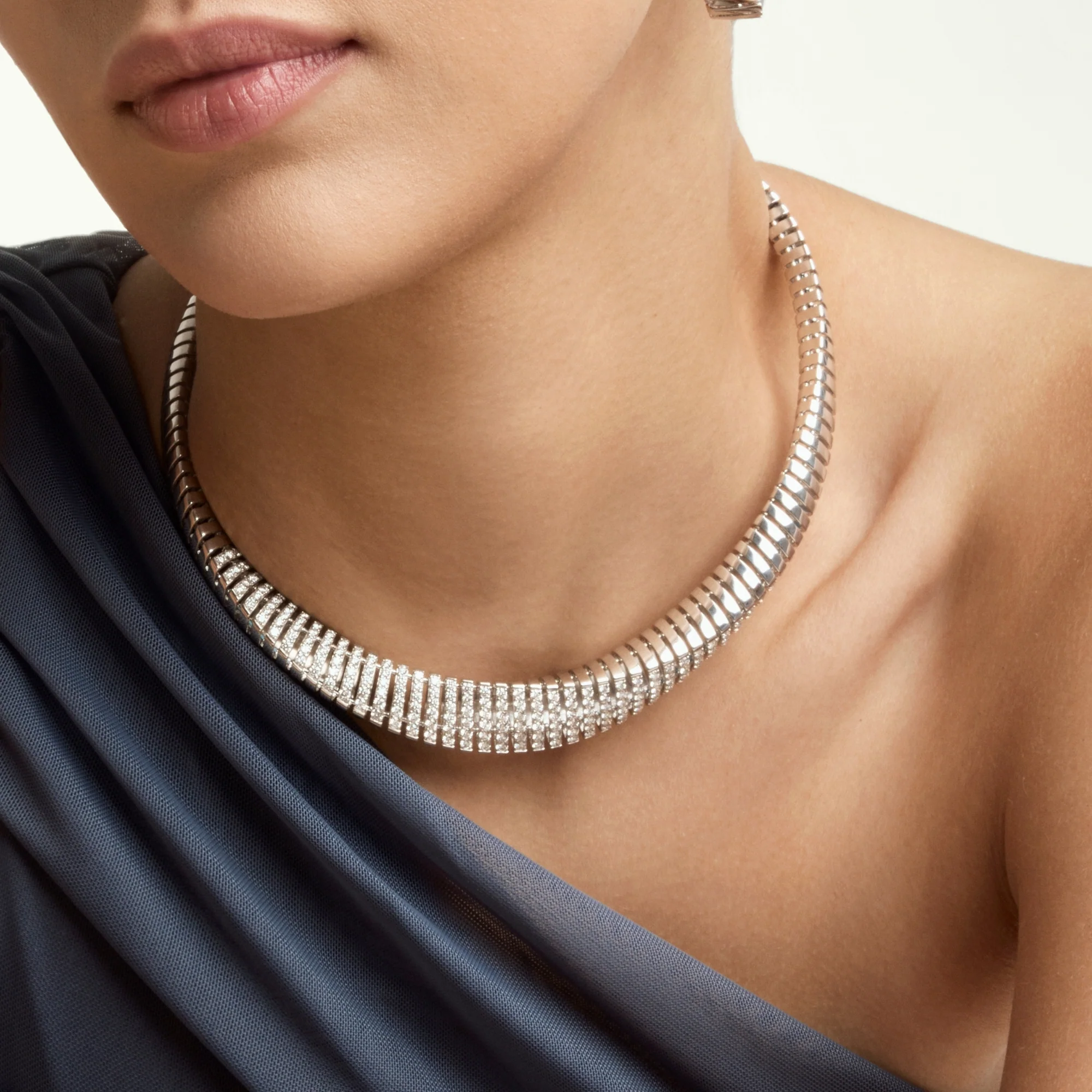 CRESCENDO WHITE GOLD NECKLACE - Image 3