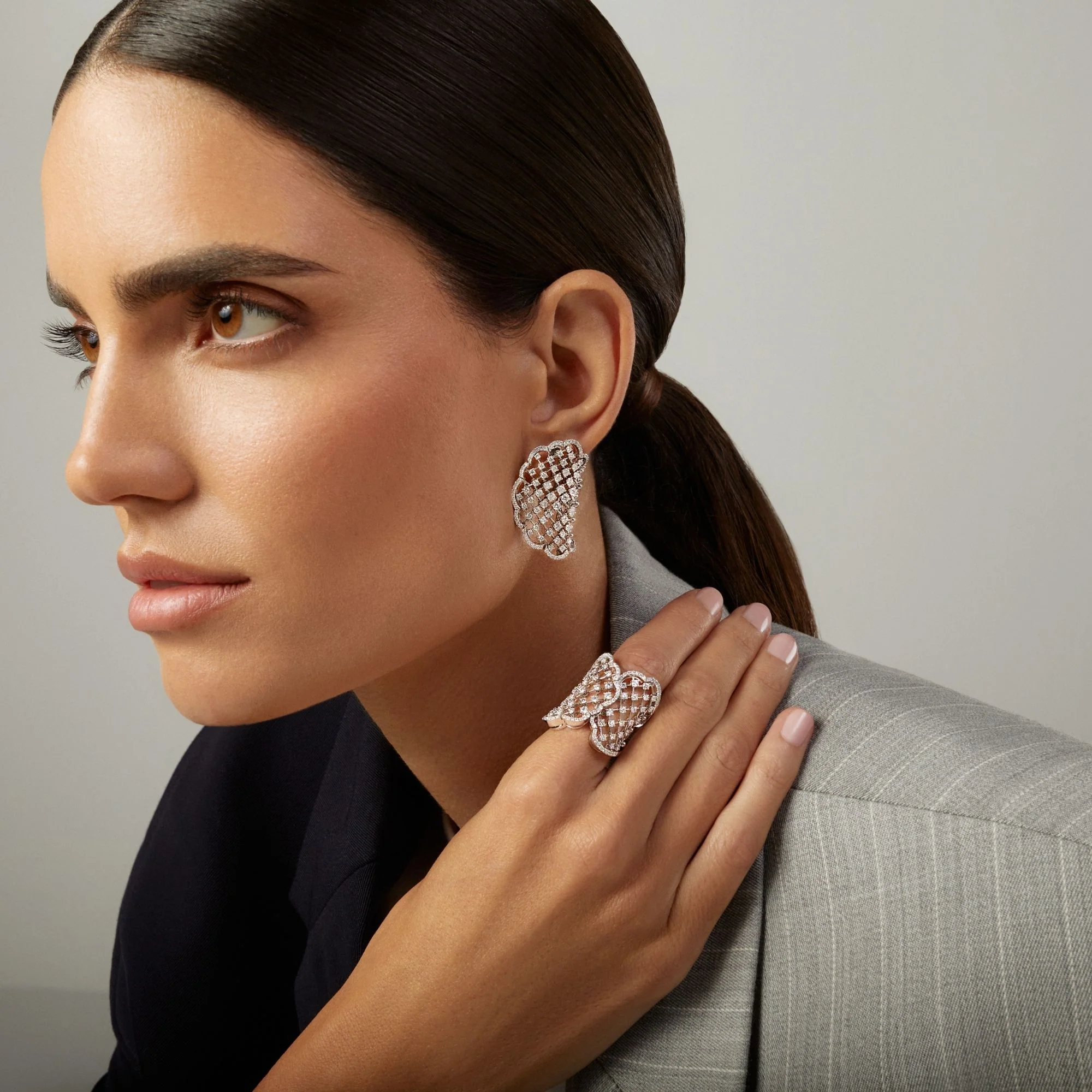 CUCITO SIDE WHITE GOLD EARRINGS - Image 3