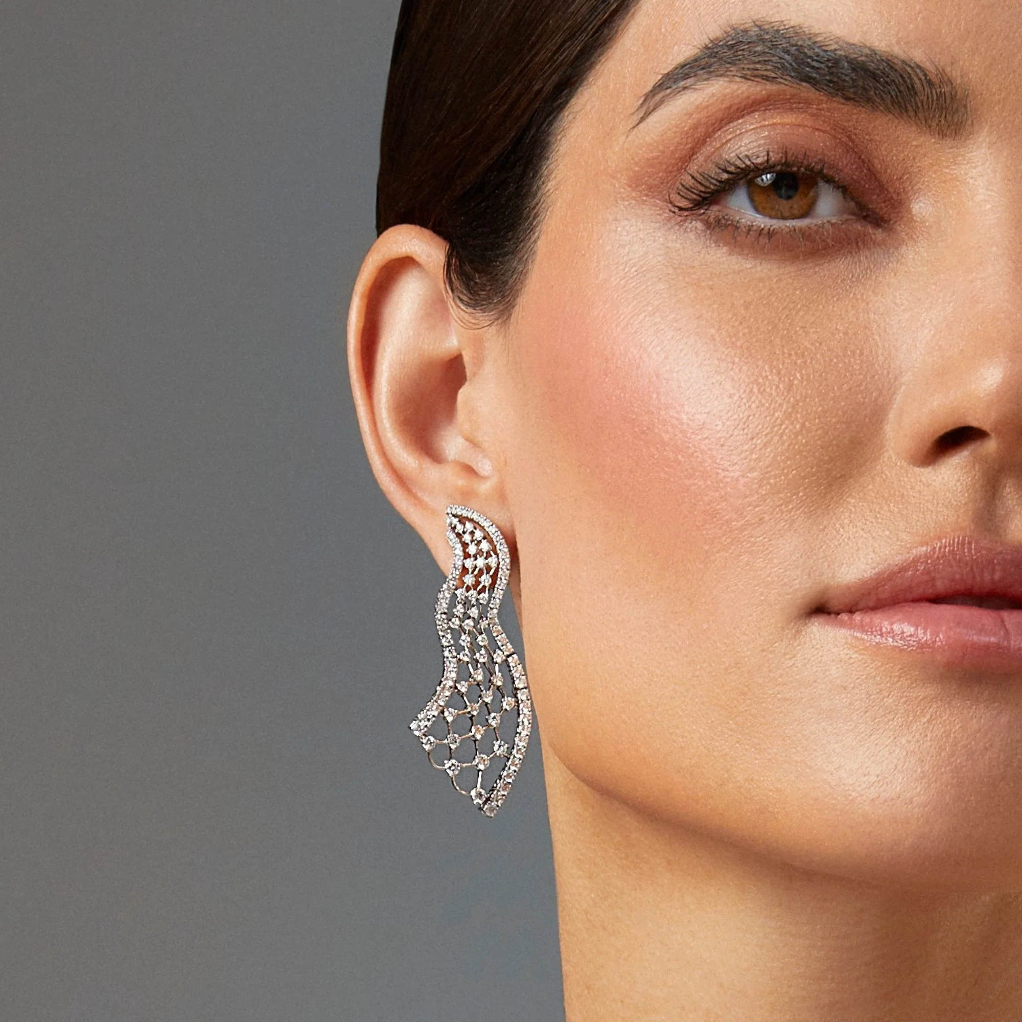 INTRIGO LONG WHITE GOLD EARRINGS