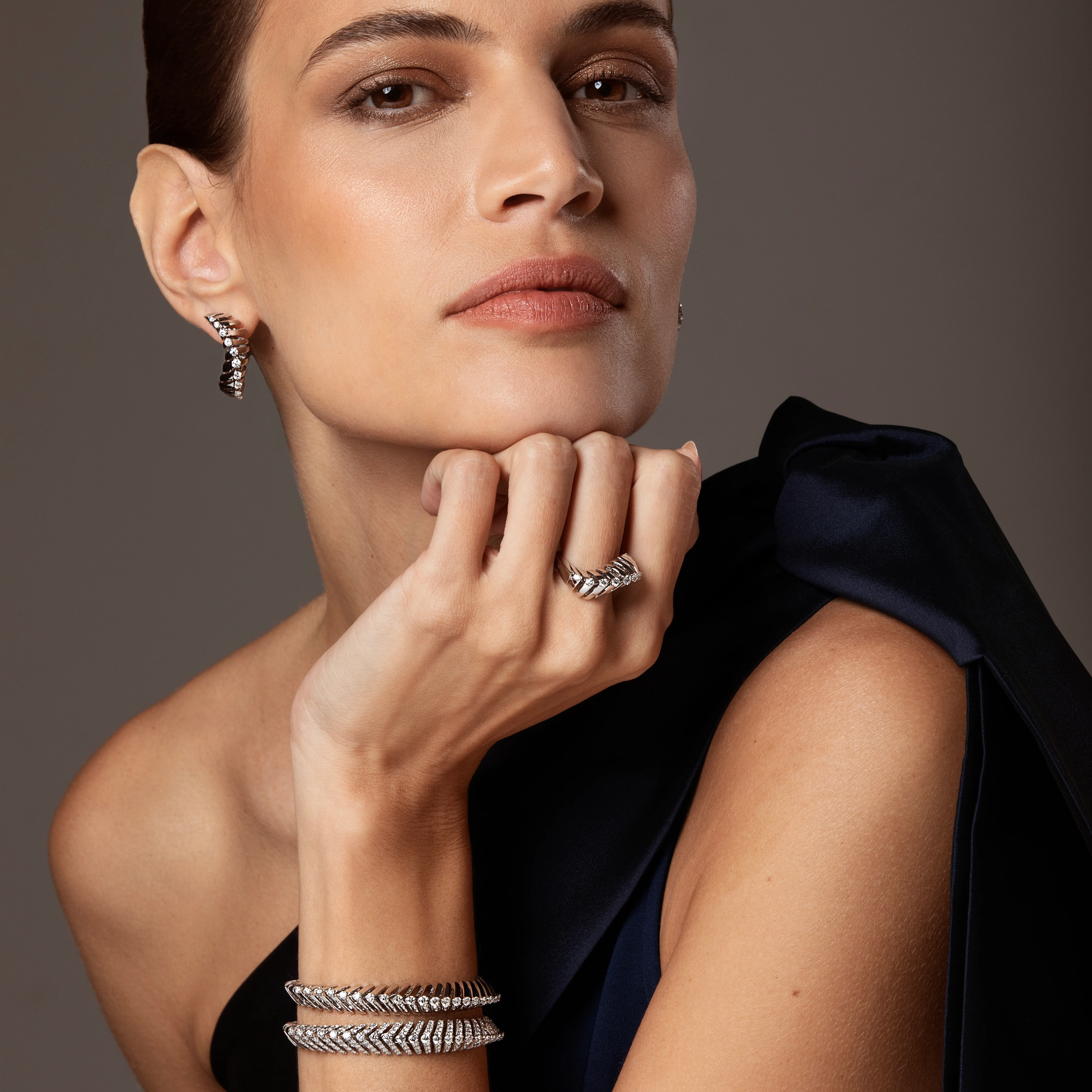 SOFFIO HOOP WHITE GOLD EARRINGS - Image 2