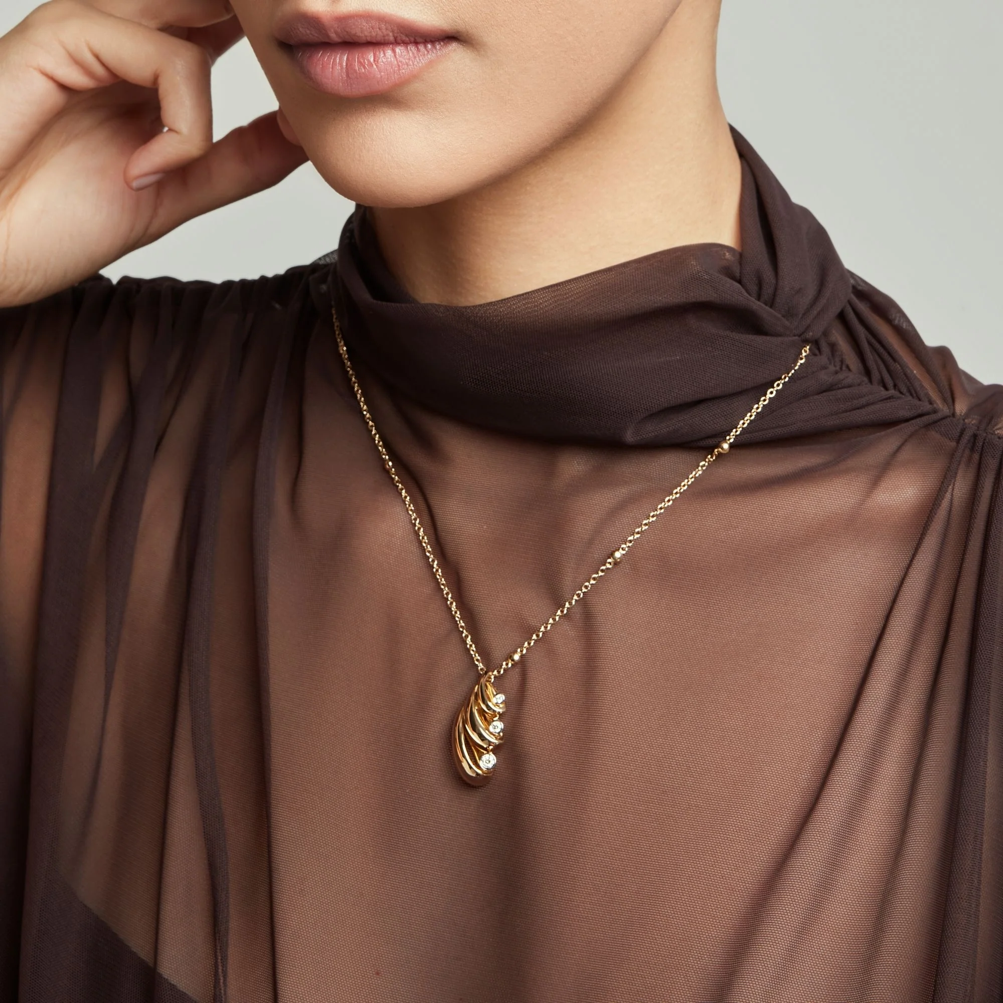 VIRGOLA SMALL YELLOW GOLD PENDANT