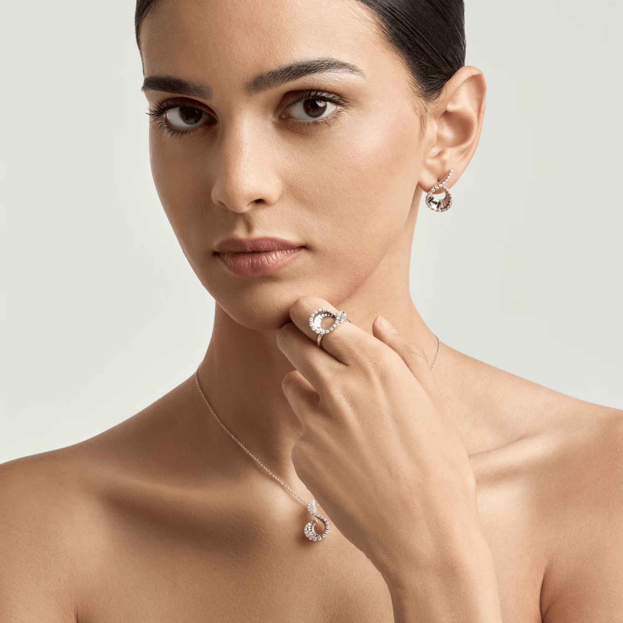 VITO MINI-ME CURLY WHITE GOLD EARRINGS - Image 3