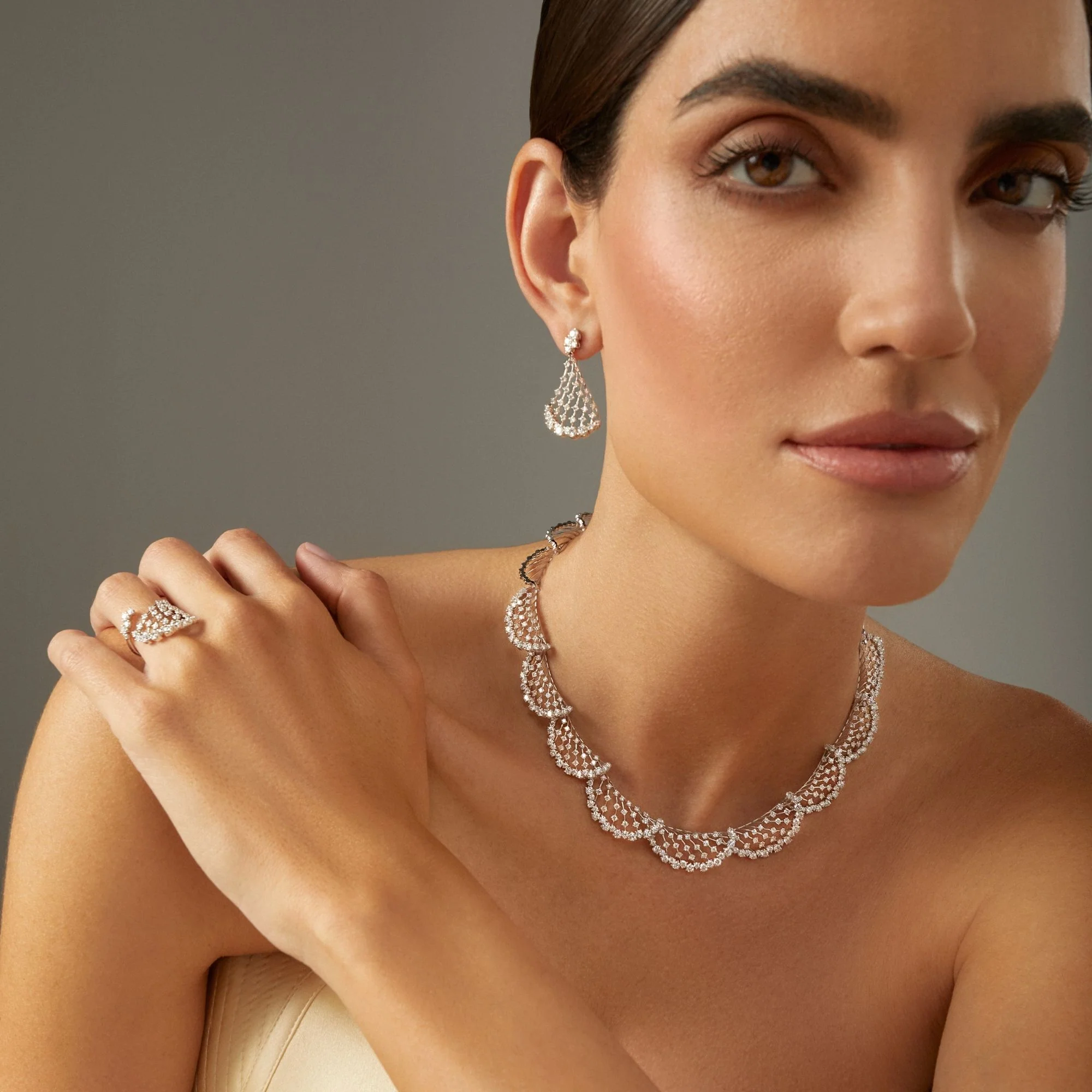 WHITE WONDERS ARIA BIG WHITE GOLD NECKLACE - Image 3