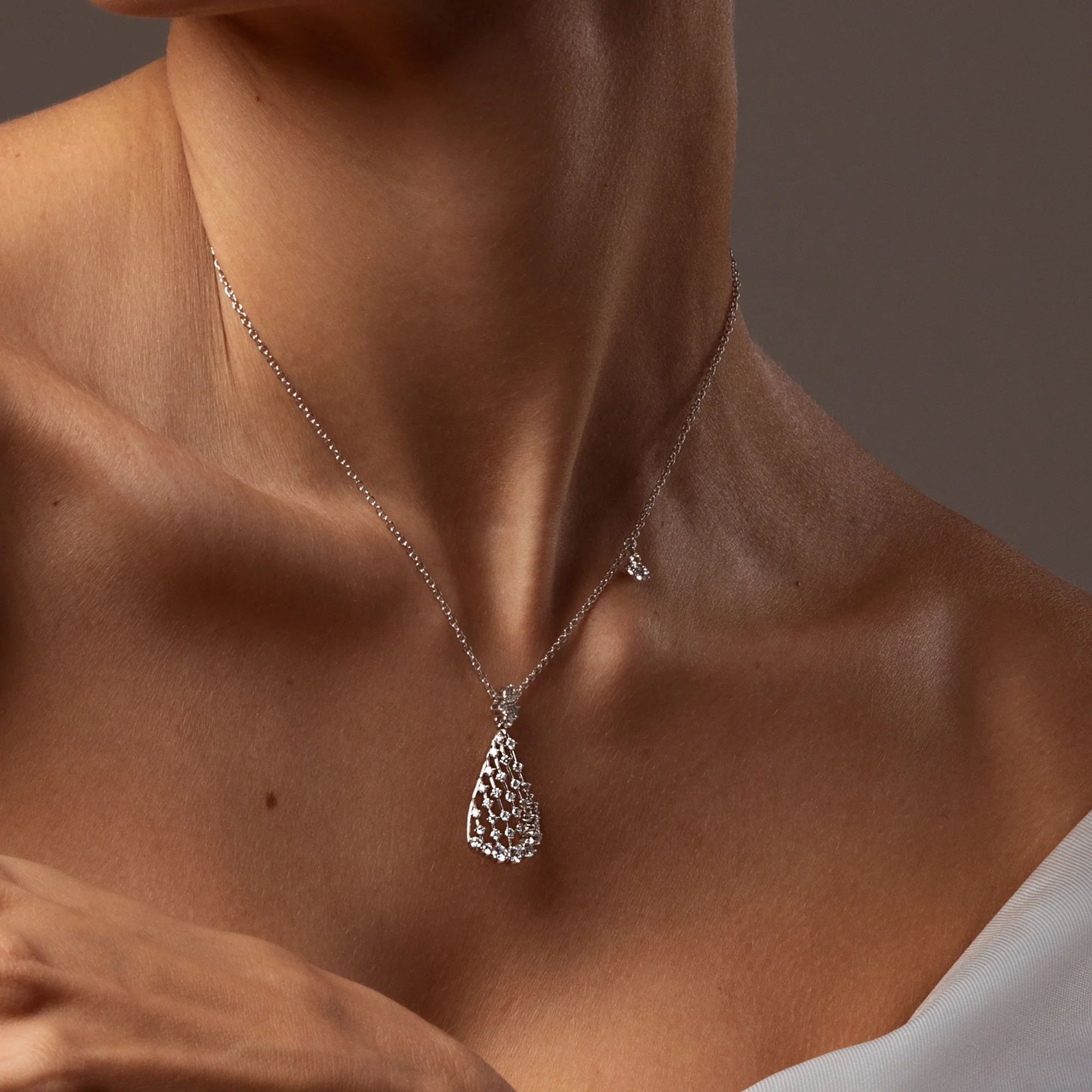 WHITE WONDERS ARIA WHITE GOLD PENDANT